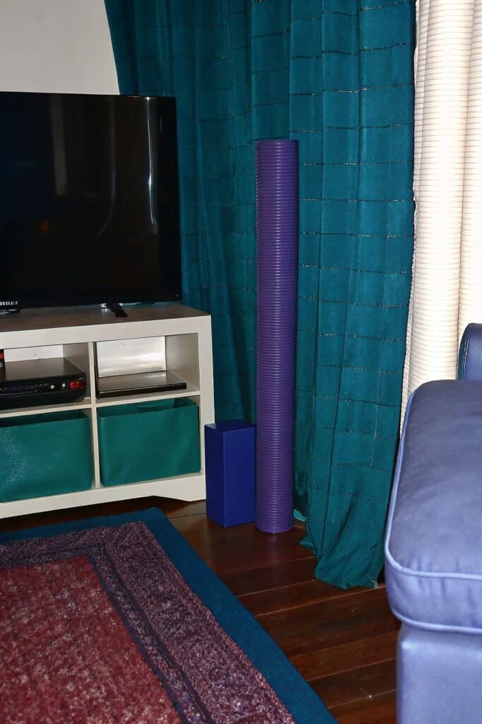 a-contemporary-small-apartment-living-room-with-a-