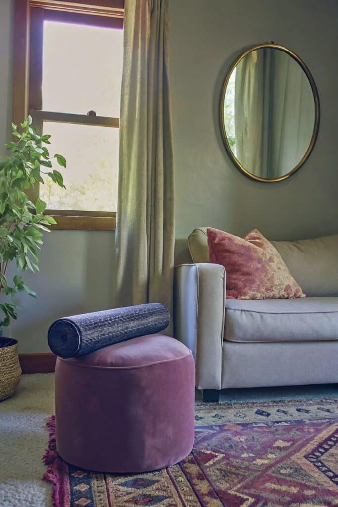 a-mid-century-small-apartment-living-room-with-a-b