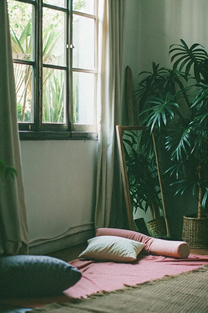 a-minimalist-small-apartment-living-room-with-a-bl