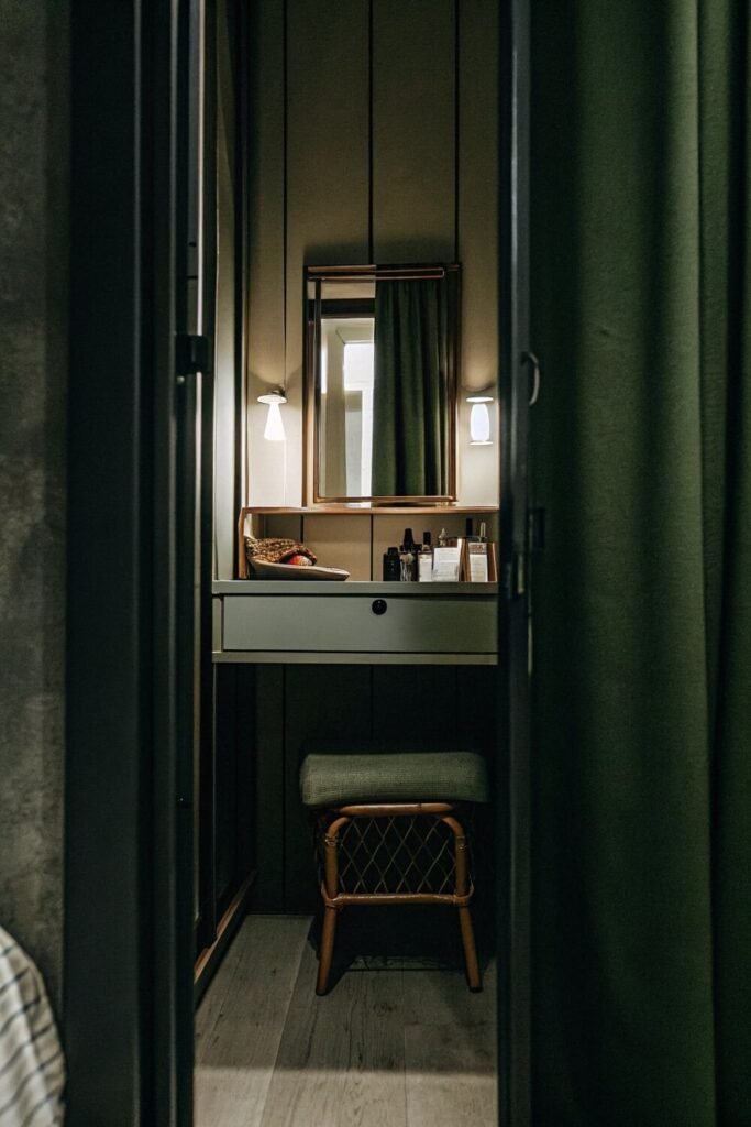 behind-the-door-surprise-
